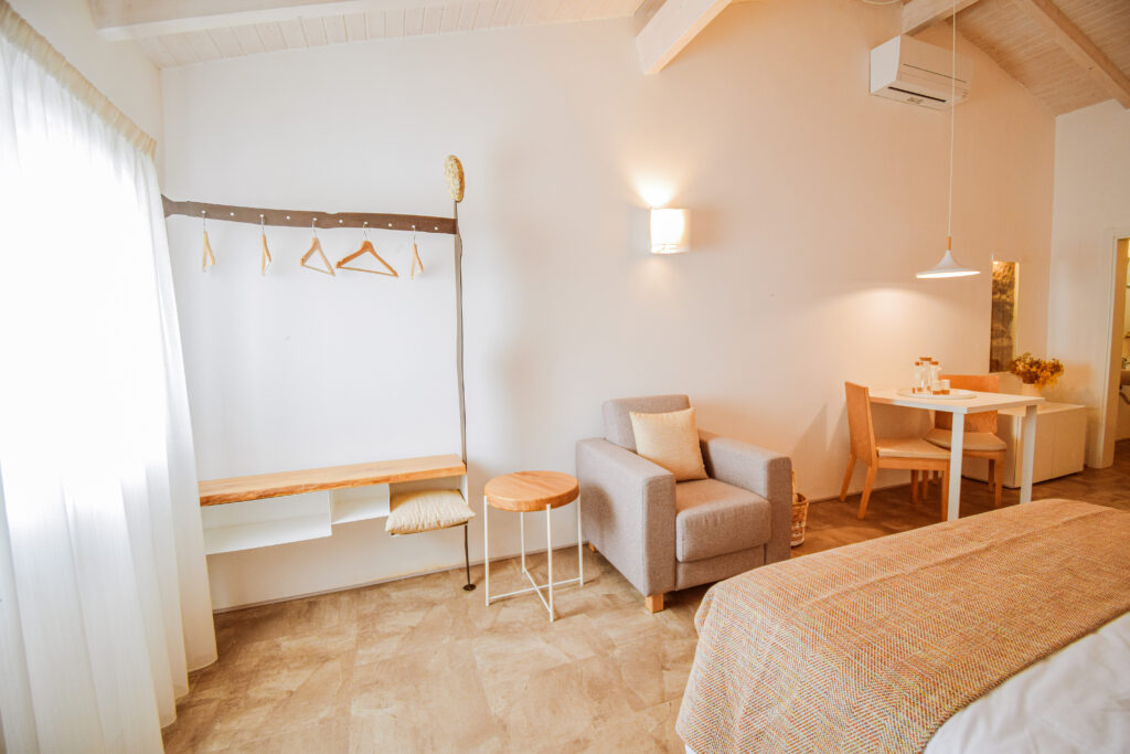 Alojamento - T0-Quarto com cabideiro