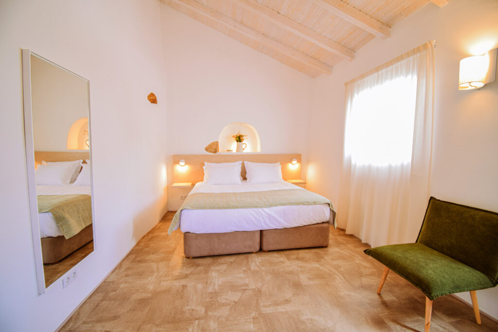 Alojamento - t1-quarto com espelho e poltrona