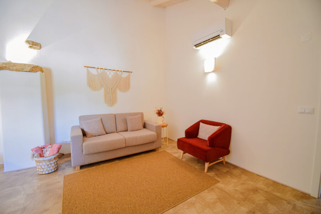 Alojamento - t1- sala com poltrona bordô