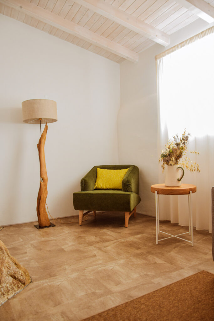 Alojamento - t2-poltrona verde com luminária em madeira