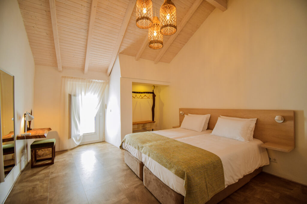 Alojamento - t2-visão do quarto com 2 camas