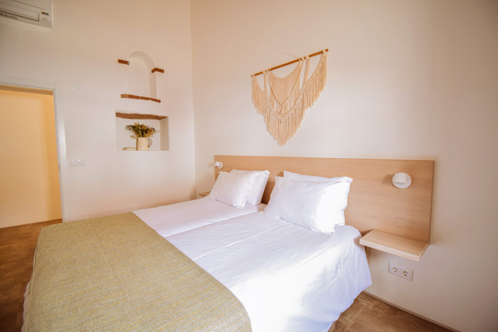 Alojamento - t2-quarto com detalhes na parede