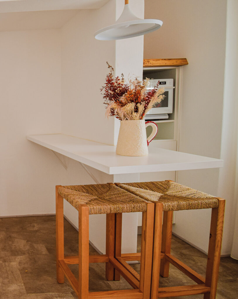 Mesa no canto da parece e microondas ao fundo